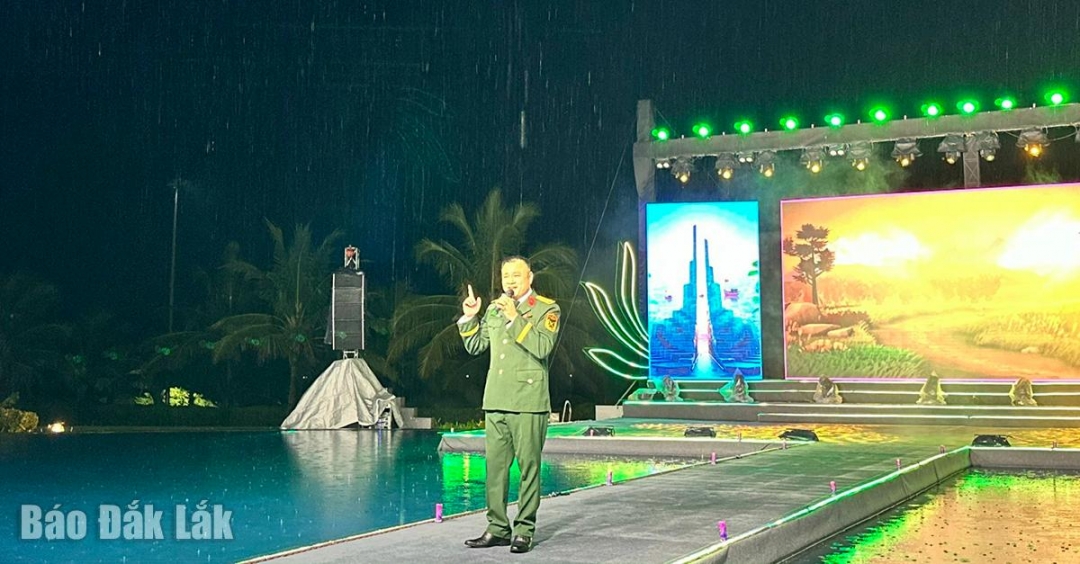 Nghệ sĩ Nhân dân Tự Long biểu diễn.