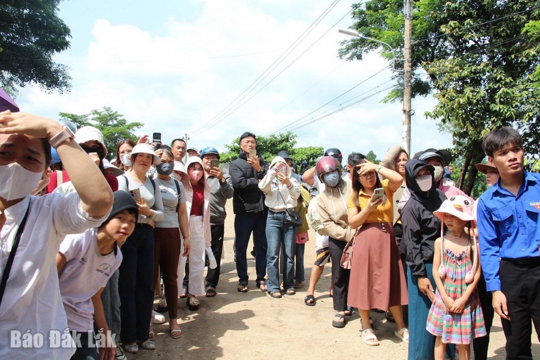 Phụ huynh chờ con thi tuyển vào lớp 10 năm học 2025-2026 tại Hội đồng coi thi Trường THPT Dân tộc nội trú N Trang Lơng. Ảnh: Vân Anh