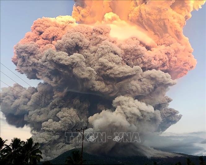 Núi lửa Lewotobi Laki Laki ở East Nusa Tenggara, Indonesia phun trào ngày 17/6/2025. Ảnh: THX/TTXVN