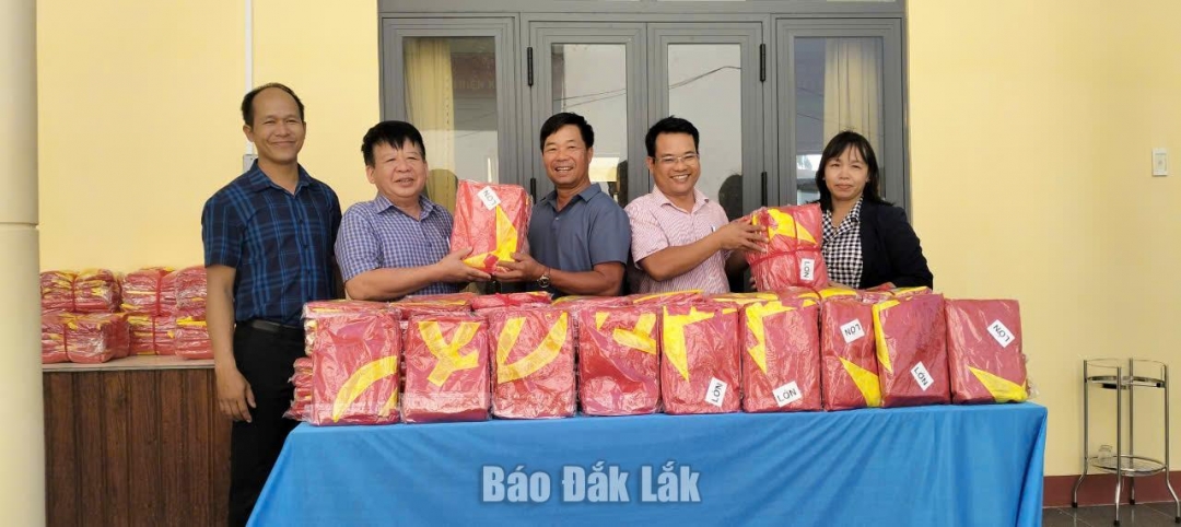 Đảng ủy xã Đắk Liêng tiếp nhận cờ Đảng và cờ Tổ quốc từ các tổ chức, cá nhân.