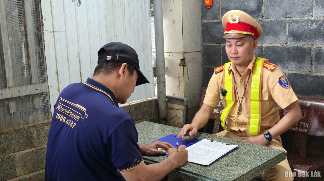 Đội CSGT đường bộ số 2 lập biên bản xử phạt vi phạm hành chính đối với tài xế.