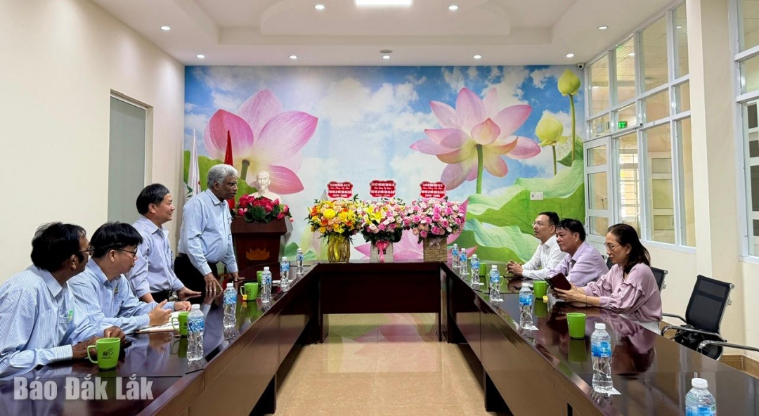 Ông K.V.S.R Subbaiah, Tổng giám đốc Công ty TNHH Công nghiệp KCP Việt Nam cảm ơn đoàn công tác đã đến thăm, chúc mừng nhân Ngày Độc lập nước Cộng hòa Ấn Độ.