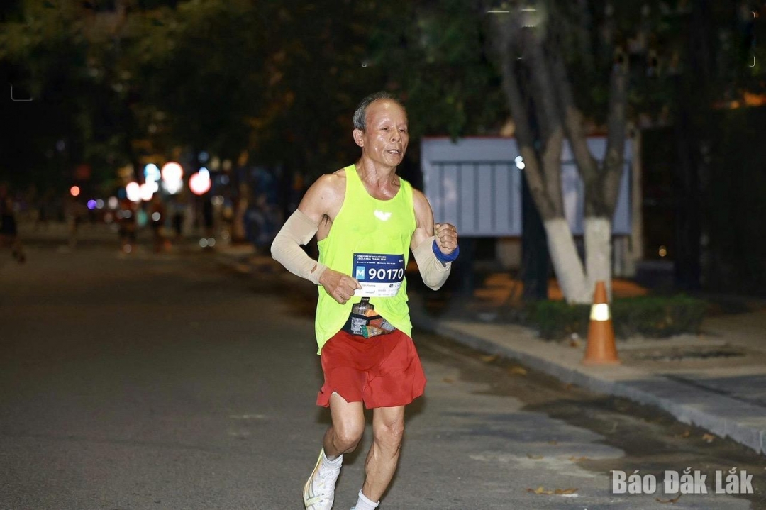 Runnesr Phan Văn Khương trên đường chạy.