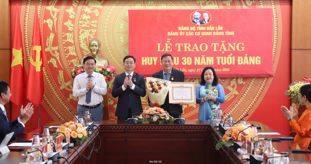 Thường trực Tỉnh ủy và Thường trực HĐND tỉnh trao quyết định và tặng hoa chúc mừng đồng chí Trần Phú Hùng.