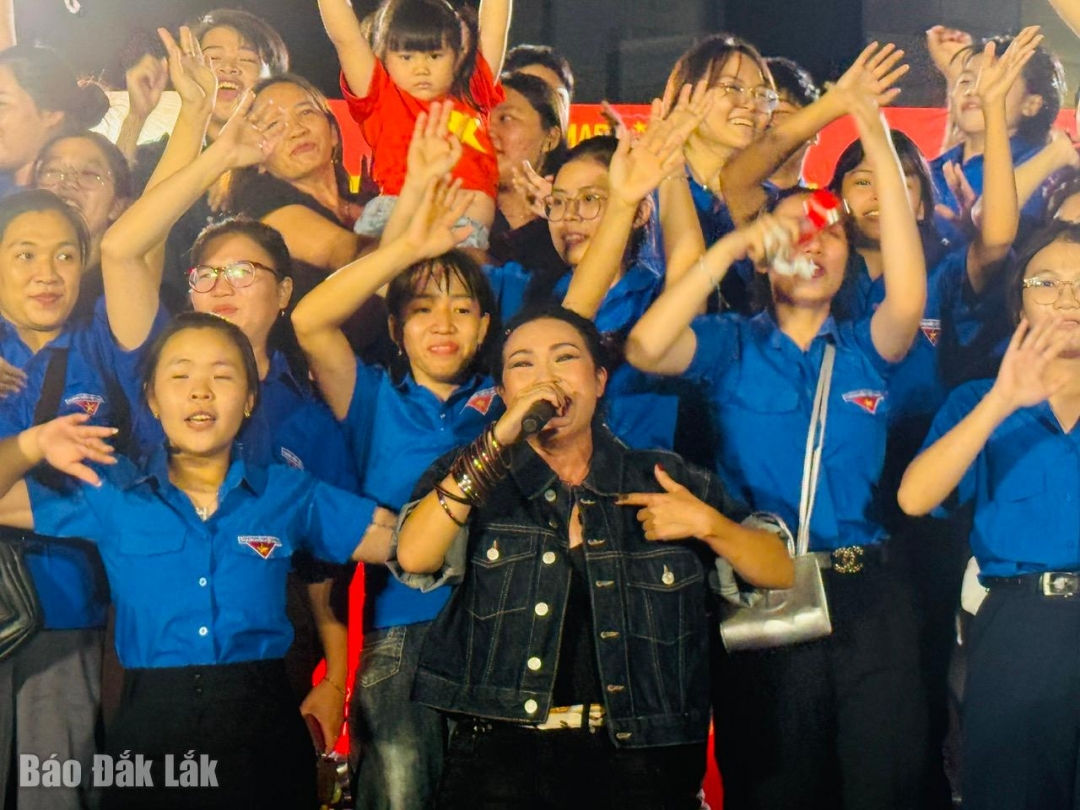 Ca sĩ Phương Thanh hát cùng các bạn trẻ Tuy Hòa.