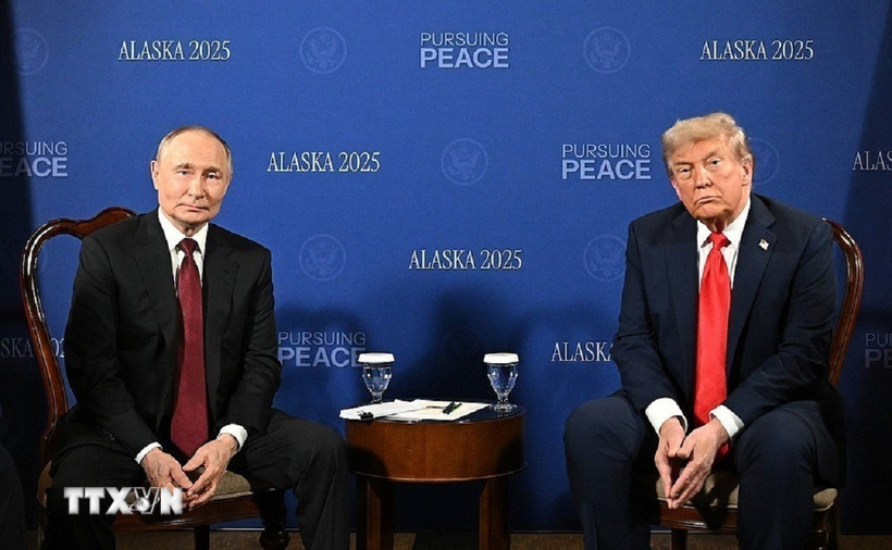 Tổng thống Nga Vladimir Putin (trái) trong cuộc họp với Tổng thống Mỹ Donald Trump tại Căn cứ Elmendorf-Richardson ở Anchorage, bang Alaska (Mỹ) ngày 15/8. Ảnh: TTXVN