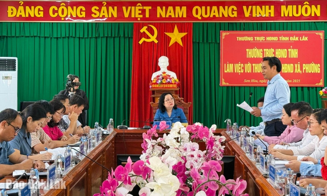 Quang cảnh buổi làm việc với các xã.
