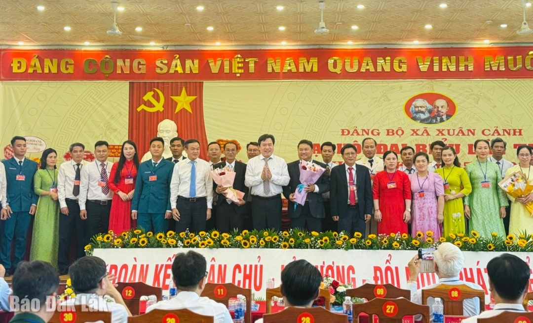 Ban Chấp hành Đảng bộ xã Xuân Cảnh nhiệm kỳ 2025 - 2030 ra mắt đại hội.