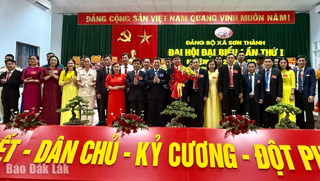 Ủy viên Ban Thường vụ Tỉnh ủy, Trưởng Ban Quản lý Khu kinh tế Phú Yên Huỳnh Lữ Tân tặng hoa chúc mừng Ban Chấp hành Đảng bộ xã Sơn Thành nhiệm kỳ 2025 - 2030.