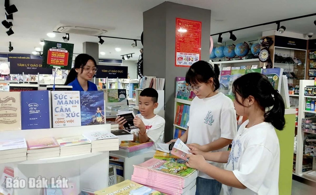 Tăng cường quản lý sách giáo khoa trước thềm năm học 2025-2026. Trong ảnh: Học sinh tìm mua sách giáo khoa tại Nhà sách Phương Nam ở phường Buôn Ma Thuột. Ảnh: Trung Hiếu 