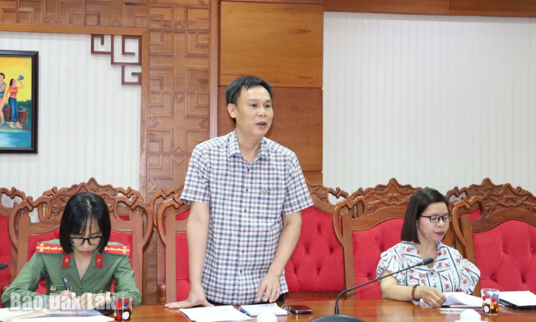 Phó Tổng biên tập Báo và Phát thanh - Truyền hình Đắk Lắk tham gia góp ý.