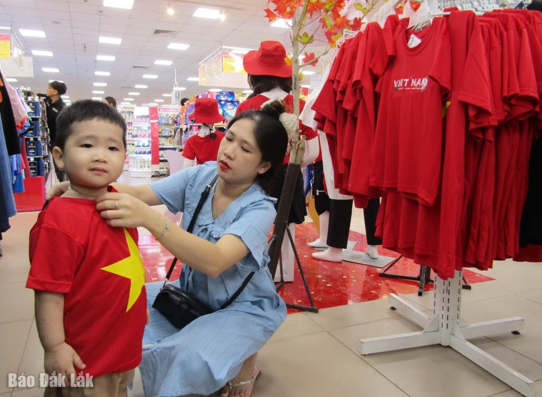 Nhiều gia đình mua trang phục cờ đỏ sao vàng để cùng đón lễ.