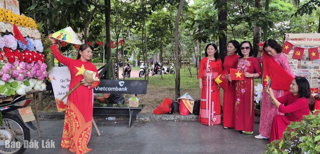 Những ngày này nhiều người dân đến công viên Thanh thiếu niên (phường Tuy Hòa) chụp ảnh lưu niệm.