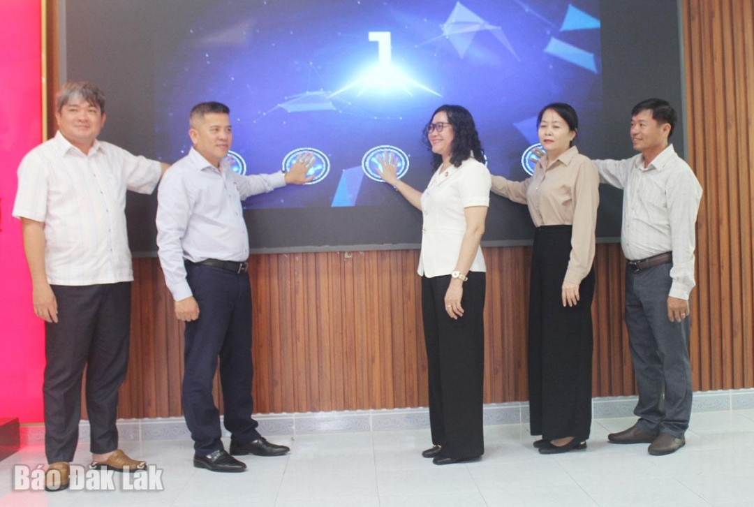 Lãnh đạo Tuy An Đông ấn nút phát động phong trào Bình dân học vụ số