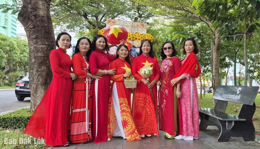 Người dân Đắk Lắk háo hức đón chào đại lễ, chuẩn bị trang phục mang sắc màu Tổ quốc để chụp ảnh lưu niệm.