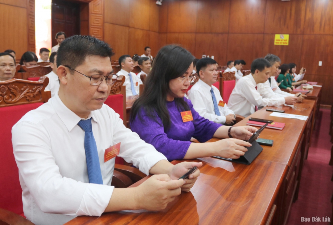 Các đại biểu sử dụng thiết bị thông minh để nghiên cứu tài liệu Đại hội đại biểu Đảng bộ Các cơ quan Đảng tỉnh lần thứ I thông qua các mã QR Code.