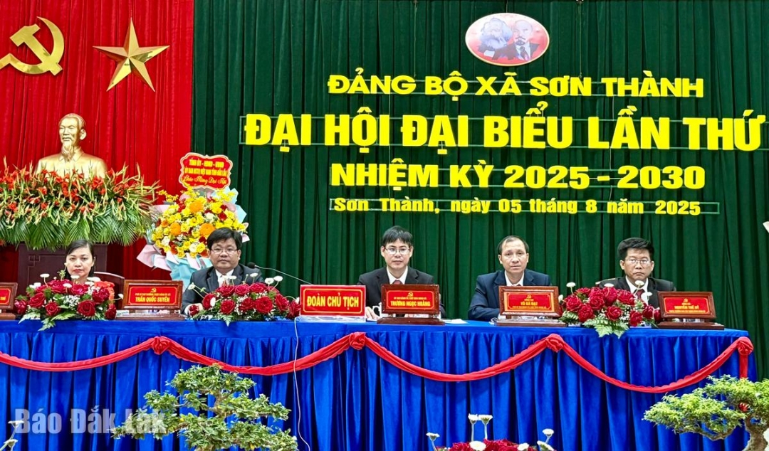 Đoàn Chủ tịch chủ trì đại hội.