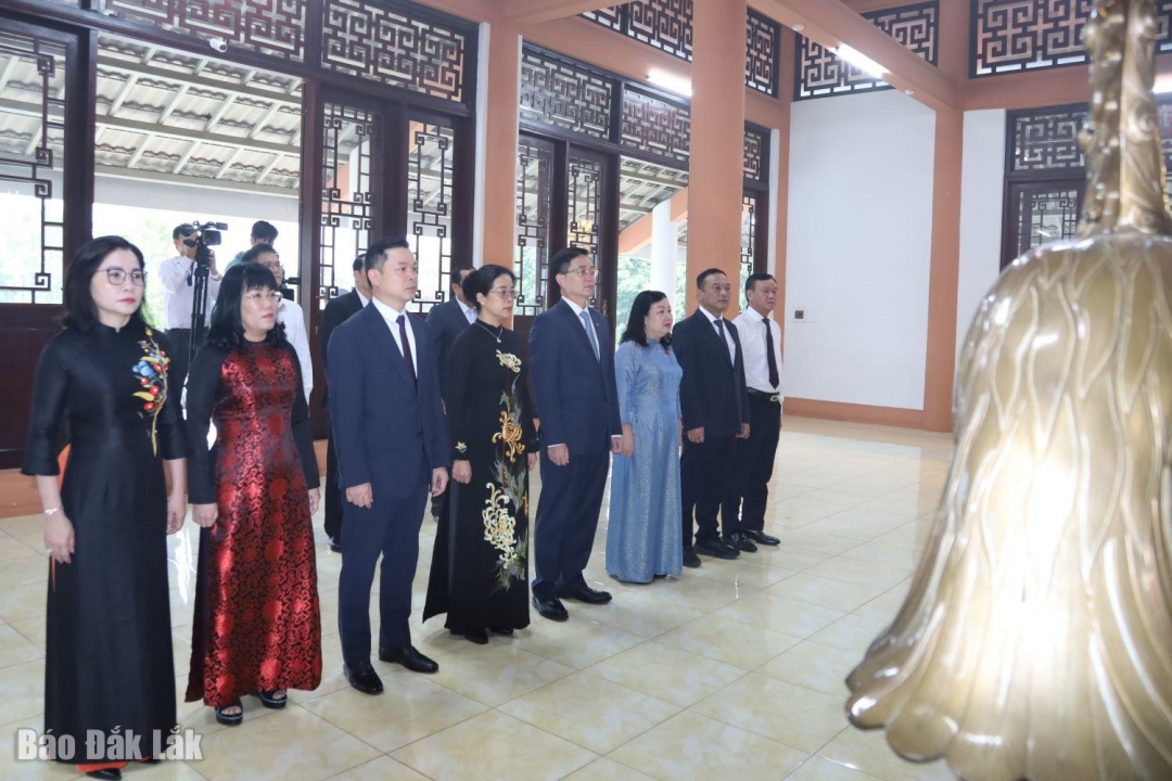 Lãnh đạo tỉnh dành phút mặc niệm tưởng nhớ công lao to lớn của Chủ tịch Hồ Chí Minh, Đại tướng Võ Nguyên Giáp và các anh hùng, liệt sĩ