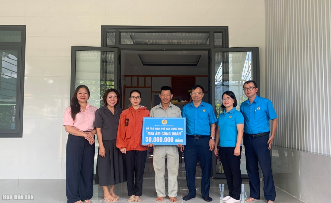 Các đơn vị trao bảng hỗ trợ kinh phí xây dựng nhà cho Hà Huy Tân.