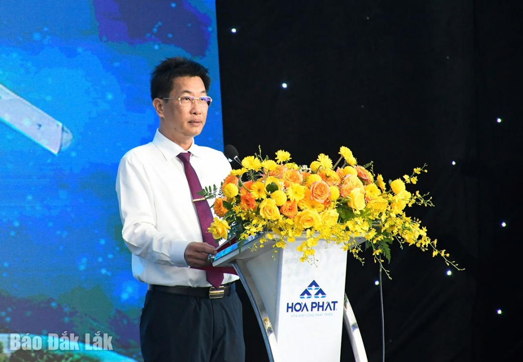 Ông Trần Văn Tân, Giám đốc Sở Tài chính công bố Quyết định chấp thuận chủ trương đầu tư dự án cảng Bãi Gốc.