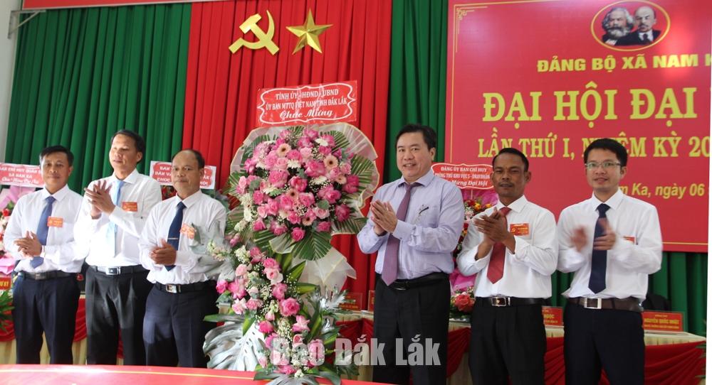 Đồng chí Trần Hữu Thế trao lẵng hoa của Tỉnh ủy - HĐND - UBND - Ủy ban MTTQ Việt Nam tỉnh tặng đại hội.