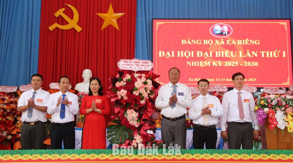 Đồng chí Ya Toan Ênuôl trao lẵng hoa của Tỉnh ủy - HĐND - UBND - Ủy ban MTTQ Việt Nam tỉnh tặng đại hội.