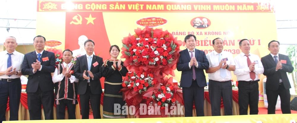 Đoàn công tác của tỉnh trao lẵng hoa chúc mừng đại hội.