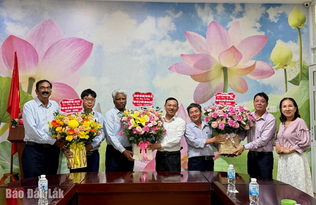 Đoàn công tác tặng hoa chúc mừng cho lãnh đạo, chuyên gia, người lao động là công dân Ấn Độ đang làm việc tại công ty.