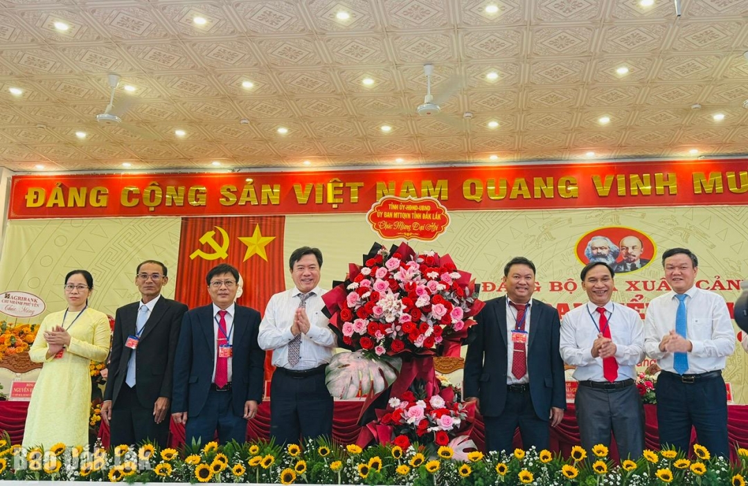 Lãnh đạo tỉnh tặng hoa chúc mừng đại hội.