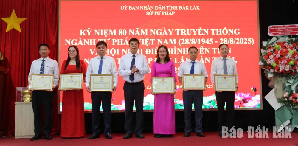 Giám đốc Sở Tư pháp Bùi Hồng Quý trao giấy khen tặng các tập thể.