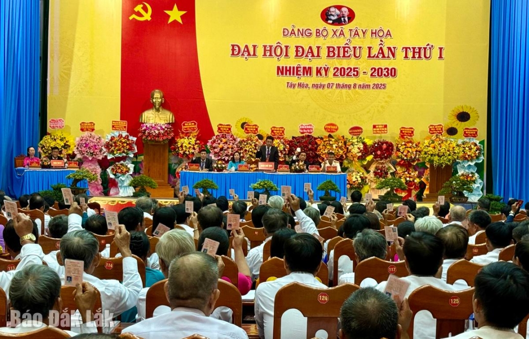 Các đại biểu dự đại hội biểu quyết thông qua nghị quyết.