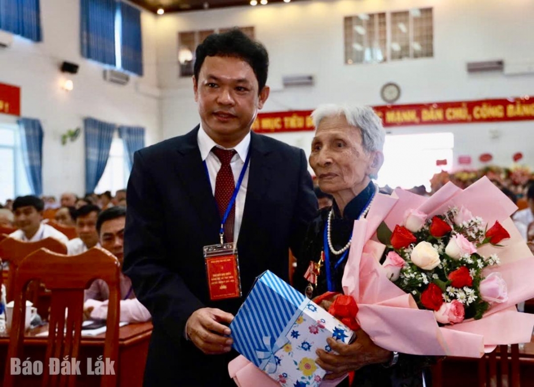 Bí thư Đảng ủy xã Tây Hòa Phan Xuân Hạnh tặng hoa chúc mừng Mẹ Việt Nam anh hùng Lê Thị Huệ.