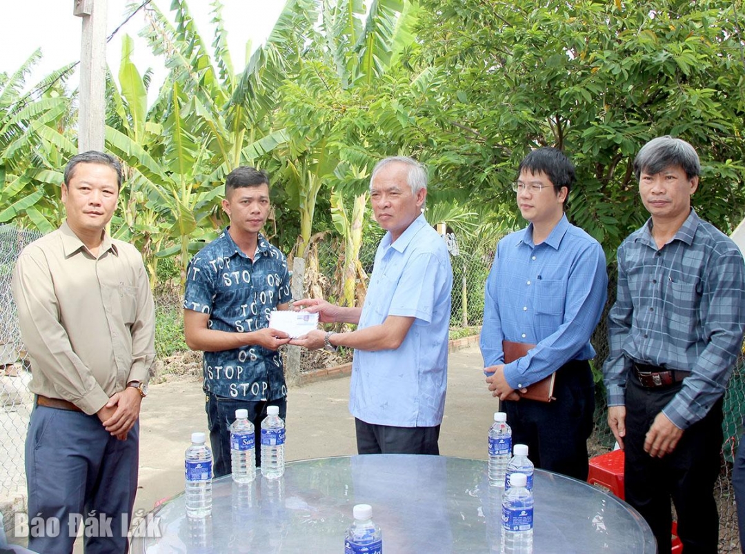 Lãnh đạo Sở Xây dựng thăm hỏi gia đình nạn nhân Tôn Thanh Minh.