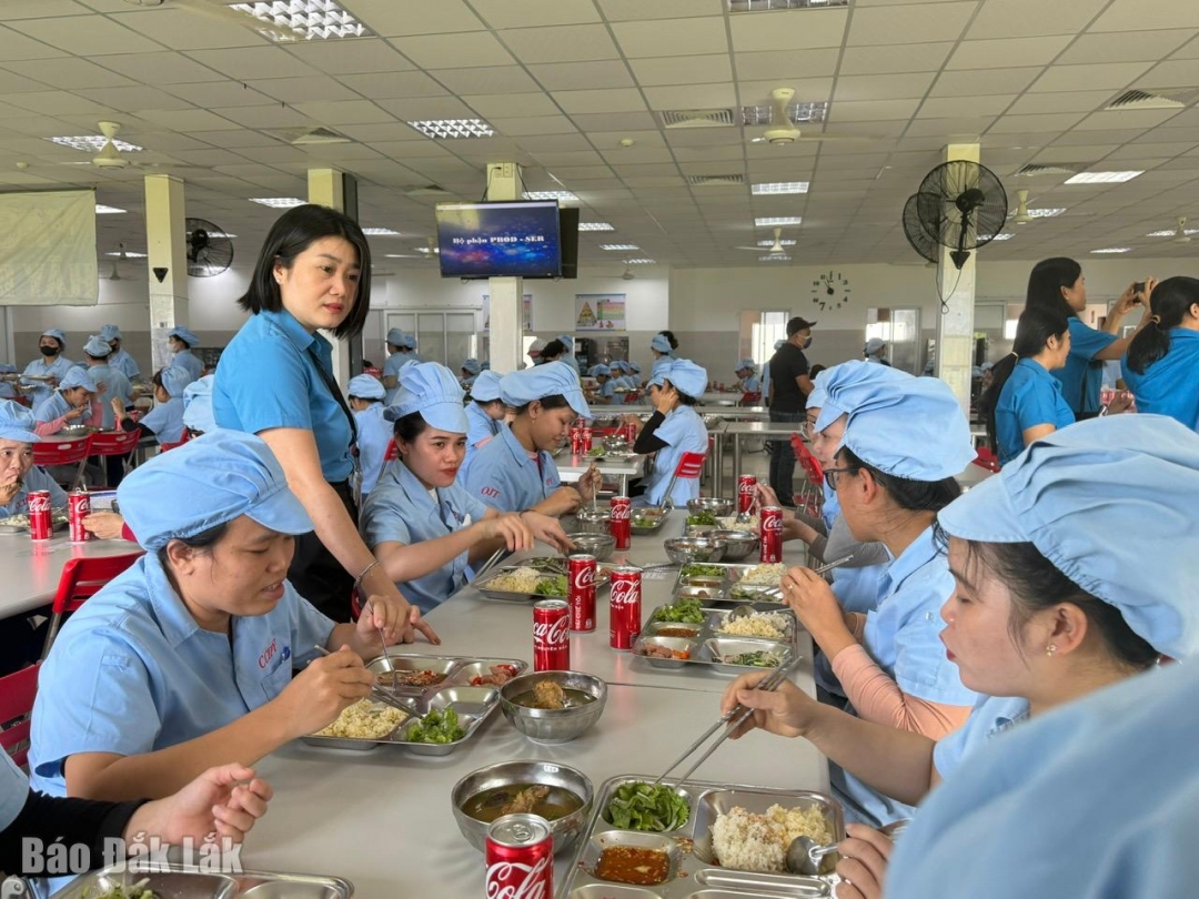 Phó Chủ tịch Liên đoàn Lao động tỉnh Nguyễn Ngọc Huyền thăm hỏi cuộc sống, công việc của đoàn viên, người lao động của Công ty TNHH CCIPY Việt Nam.