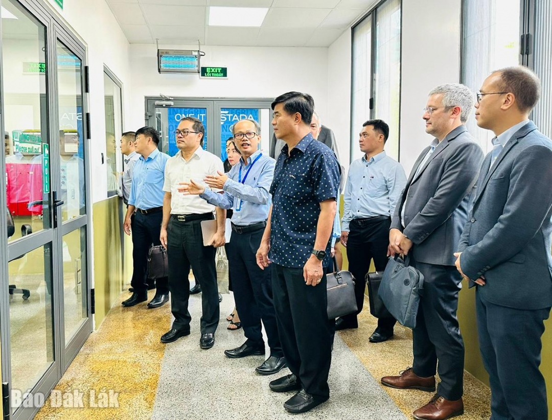 Giám đốc sản xuất Trần Quang Mạnh giới thiệu với Phó Chủ tịch UBND tỉnh Đắk Lắk và đoàn công tác về quy trình sản xuất tại nhà máy.