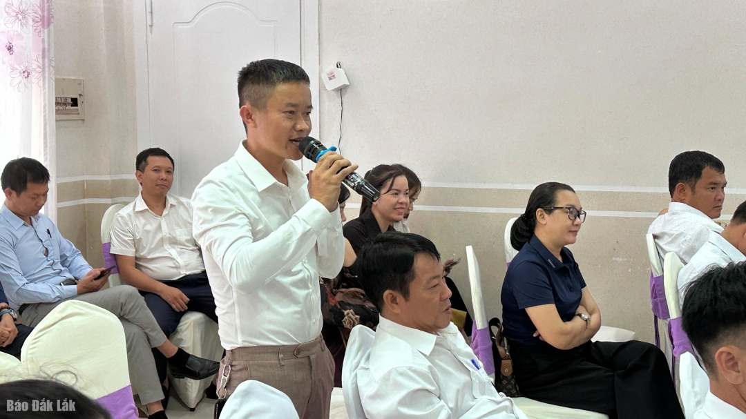 Đại diện hộ kinh doanh trao đổi, chia sẻ kinh nghiệm tiêu thụ sản phẩm nông nghiệp tại hội nghị.