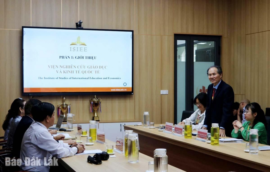 GS.TS. Cao Tiến Đức, Hiệu trưởng Trường Đại học Y dược Buôn Ma Thuột phát biểu tại buổi làm việc