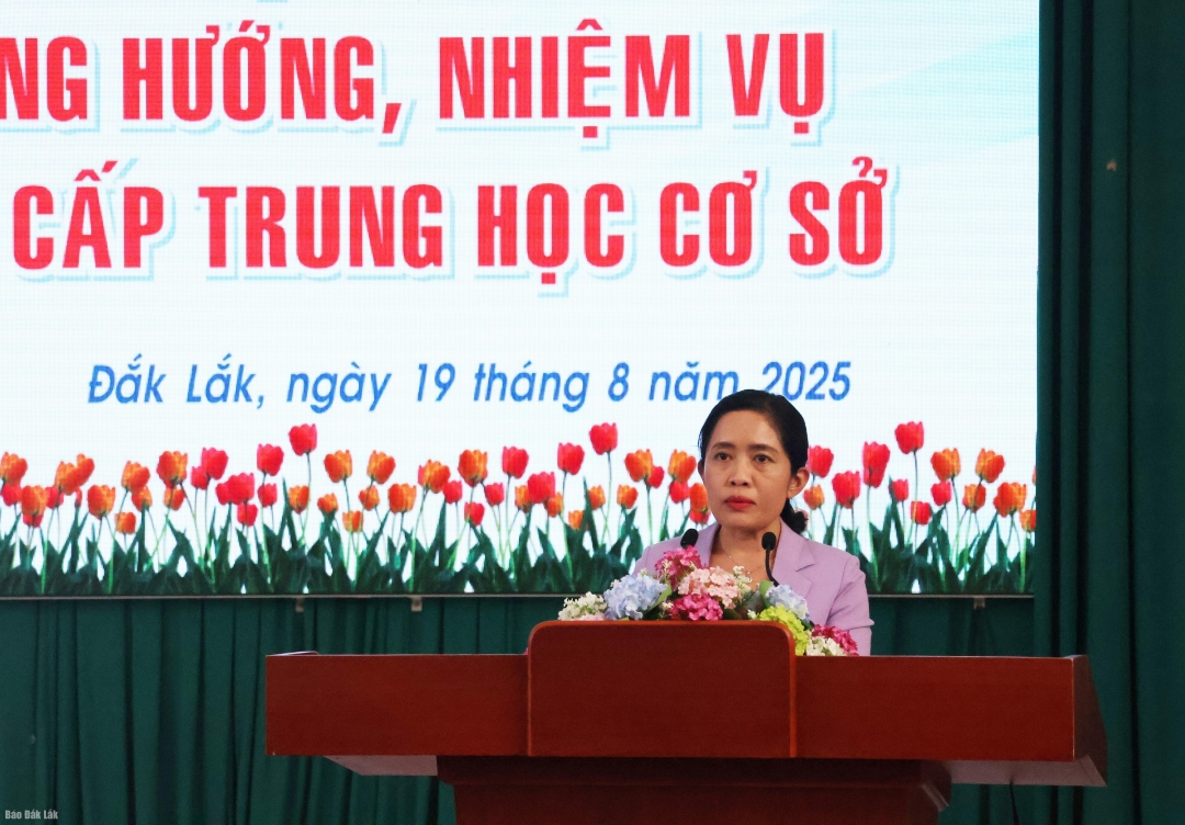 Giám đốc Sở Giáo dục và Đào tạo Lê Thị Thanh Xuân phát biểu tại hội nghị.