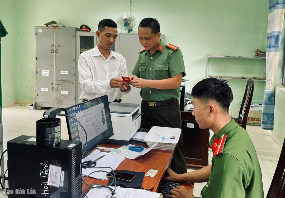 Công an xã Hòa Thịnh tăng tốc làm đêm đổi thẻ đảng viên trên nền tảng dữ liệu quốc gia.