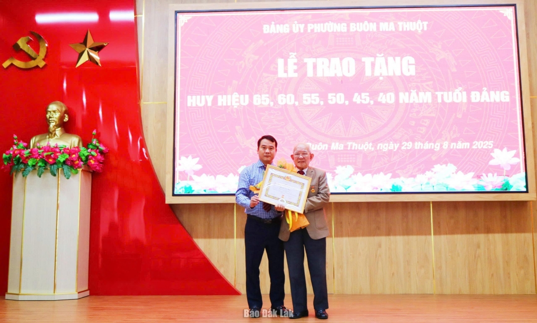 trao Huy hiệu Đảng 65 năm tuổi Đảng.