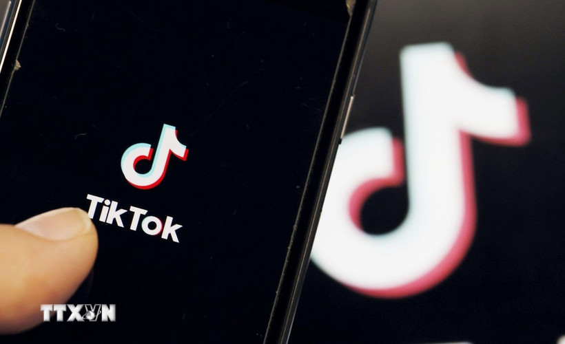 Biểu tượng ứng dụng TikTok trên màn hình điện thoại di động. Ảnh: TTXVN)