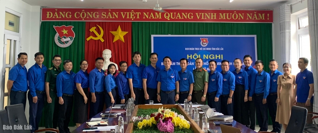 Các đồng chí Ban Chấp hànhĐoàn TNCS Hồ Chí Minh lâm thời tỉnh ra mắt
