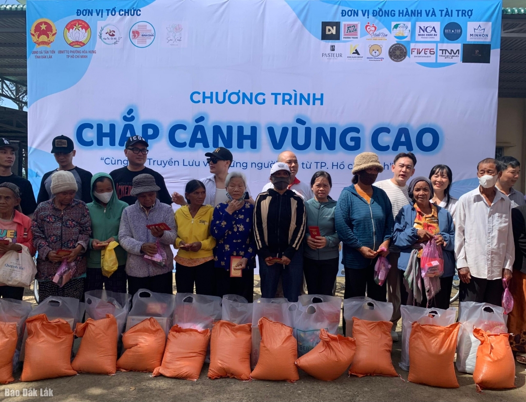 Người già nhận những phần quà bao gồm nhu yếu phẩm và tiền mặt. 