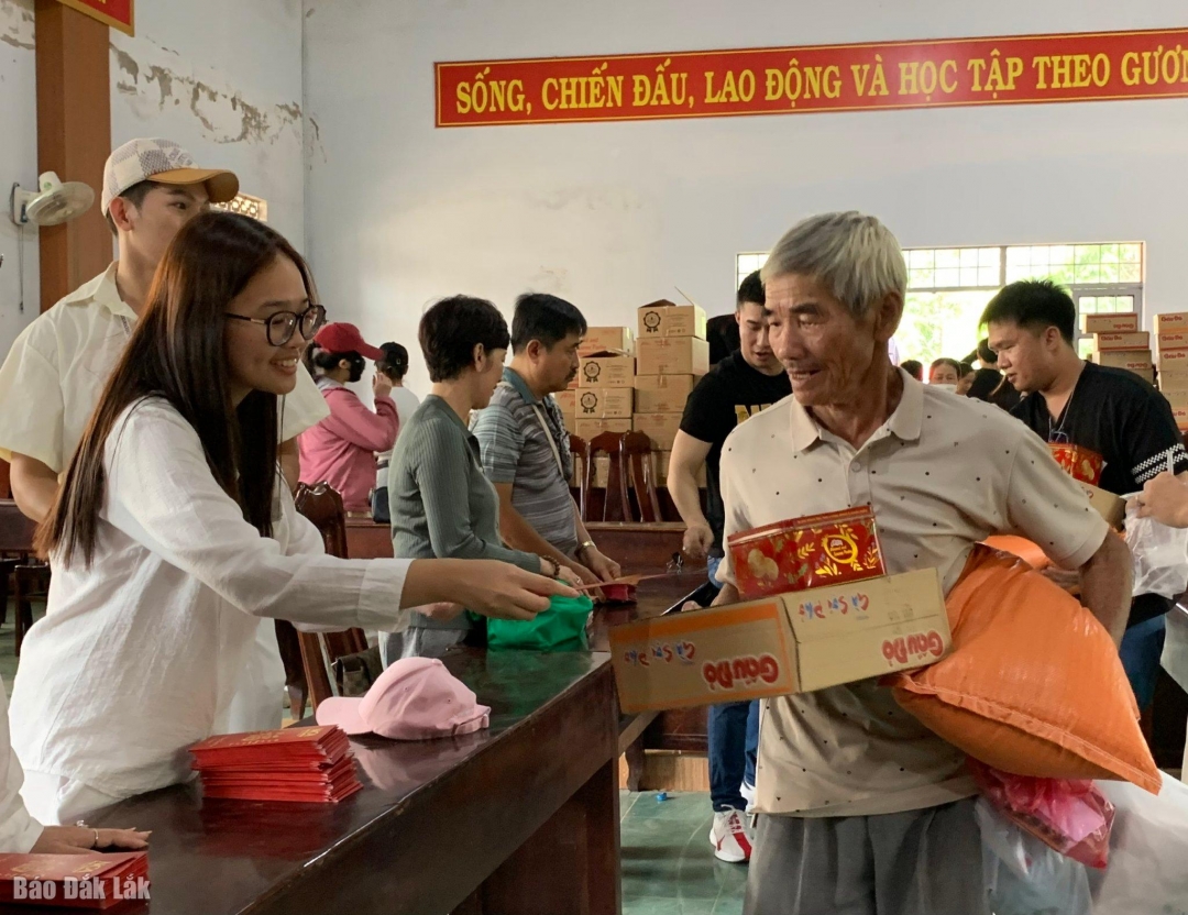 Niềm vui của người lớn tuổi xã Tân Tiến khi nhận được quà từ các nhà hảo tâm.