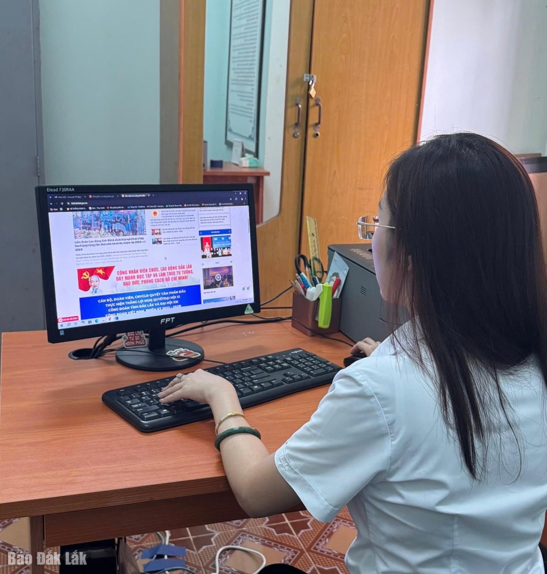 Cán bộ, viên chức Tòa án nhân dân tỉnh tra cứu thông tin trên mạng, cập nhật hoạt động công đoàn ngành kịp thời. 