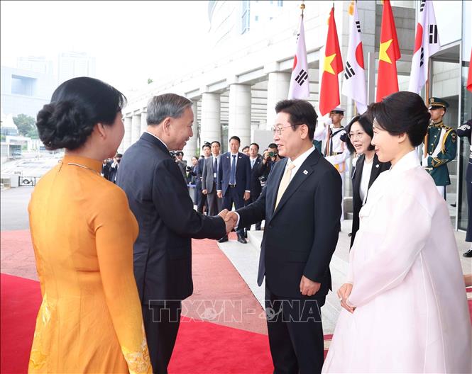 Tổng thống Hàn Quốc Lee Jae Myung và Phu nhân đón Tổng Bí thư Tô Lâm và Phu nhân. Ảnh: TTXVN