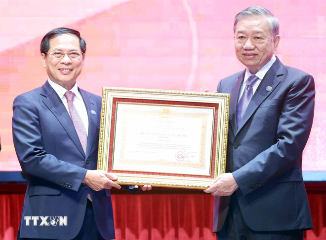 Tổng Bí thư Tô Lâm trao tặng Huân chương Lao động hạng Nhất cho Bộ Ngoại giao. Ảnh: Thống Nhất/TTXVN