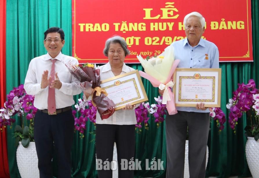 Các đảng viên cao tuổi của phường Tuy Hòa được nhận Huy hiệu Đảng.