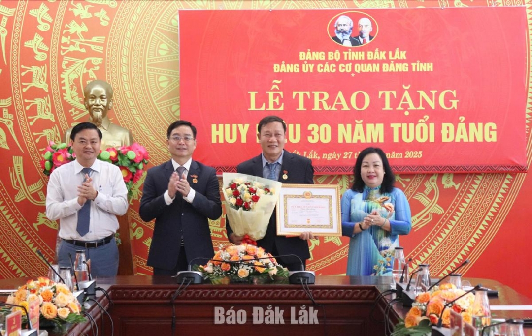 Thường trực Tỉnh ủy và Thường trực HĐND tỉnh trao quyết định và tặng hoa chúc mừng đồng chí Trần Phú Hùng.