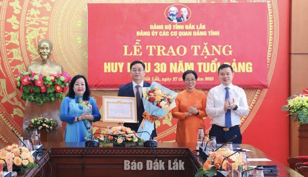 Thường trực Tỉnh ủy trao quyết định và tặng hoa chúc mừng Ủy viên Trung ương Đảng, Bí thư Tỉnh ủy Nguyễn Đình Trung nhận Huy hiệu 30 năm tuổi Đảng.